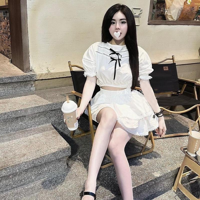 Set Đồ Tone Trắng Họa Tiết Cột Nơ Ngực, Áo Croptop Tay Loe Bo Chun Eo Mix Chân Váy Ngắn Phối Viền Ren 2 Tầng