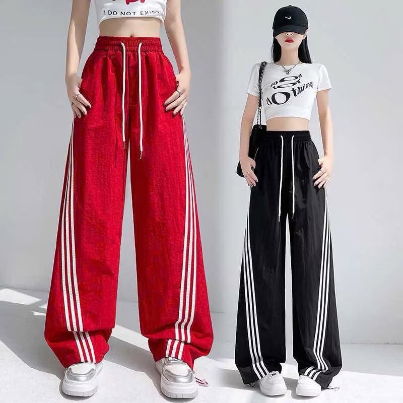 Quần Ống Rộng Bom Gấu Phối Sọc 2 Bên Chất Liệu Gió Mềm Mịn Lên Form Chuẩn Lưng Chun Co Giãn Phong Cách Thể Thao Women Pants - Nữ