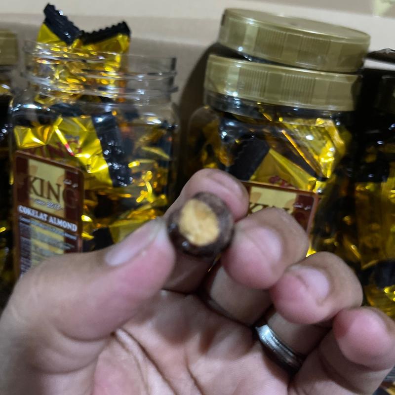 Dking coklat almond isi 4 toples ( COD )  kacang almond utuh lapis coklat 6