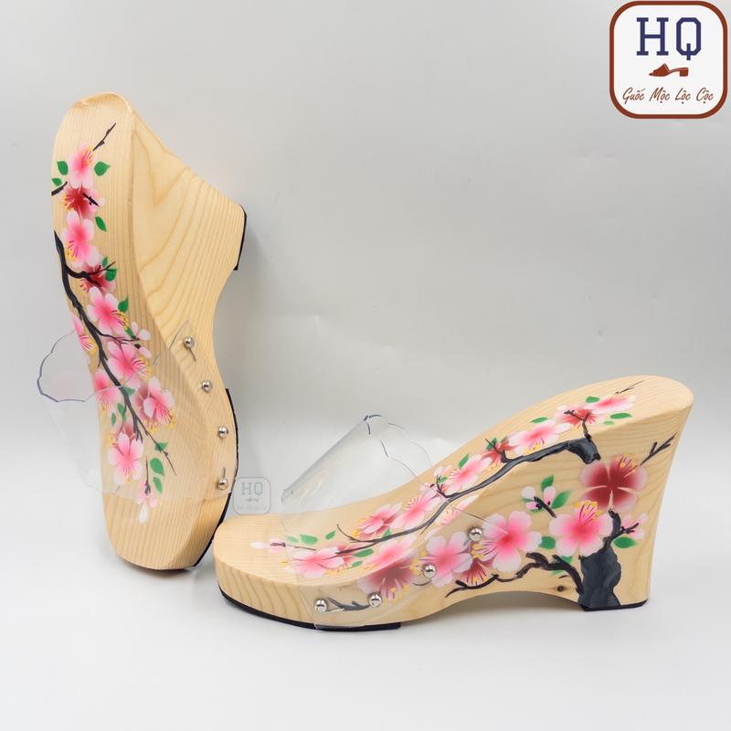 Guốc gỗ 10p thủ công, dép gỗ cao gót nữ vẽ tay cao cấp Đào Viên, guốc mộc gỗ thông đế xuồng 10cm vẽ vườn đào nở rộ rực rỡ mặc áo dài, bà ba, pháp phục đi chơi, dạo phố, chụp ảnh cổ điển, hình nghệ thuật lễ Tết 2025 Ất Tỵ