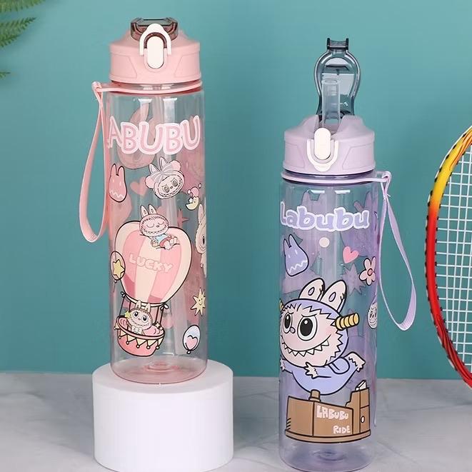 ￼Bình Uống Nước Labubu Cho Bé 750ml Có Ống Hút, Bình Nước Nhựa PP Hoạt Hình  Dễ Thương