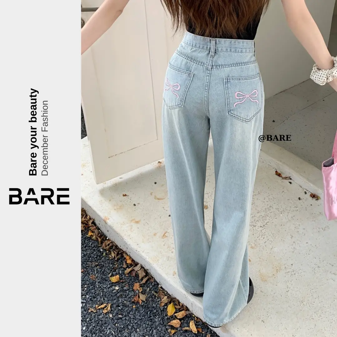 BARE_Quần Jeans Form Suông Dáng Rộng Phối Túi Thêu Nơ Xinh Xắn Cho Nữ Màu Xanh Bụi_Q094 Women Pants Denim