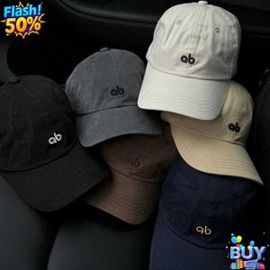 หมวกเบสบอล สไตล์เกาหลี ปักลายเรียบง่าย สีเทา ตัวอักษรขนาดเล็ก Unisex ปีกโค้ง กระชับสัดส่วนใบหน้า หมวกปากเป็ด อินเทรนด์ ขั้นสูง ราคาไม่แพง แฟชั่นหรูหราสำหรับผู้ชาย และผู้หญิง พร้อมสต็อกในปี 2025