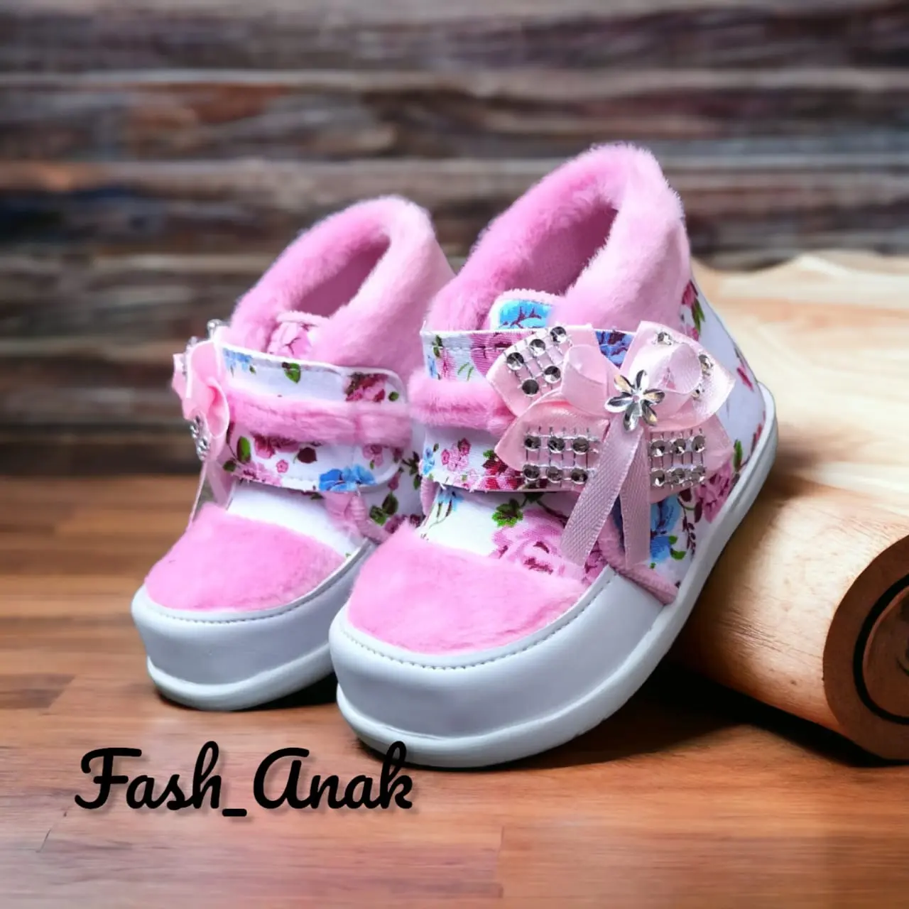 Sepatu anak perempuan semi boot pita cantik usia 1 2 3 tahun , sol bunyi