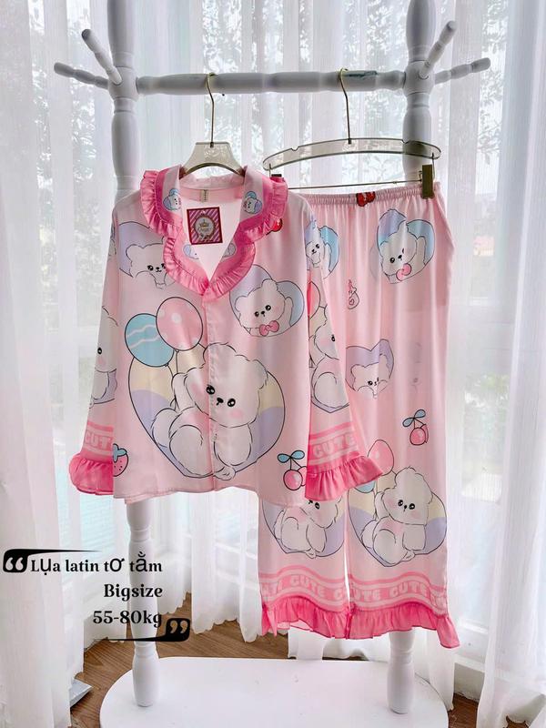 Size 60-75kg- Bigsize Bộ Lụa Latin Tơ Tằm Cao Cấp Cổ Bẻ Viền Bèo In Full Họa Tiết 5D Queen Tay Dài Quần Dài Mềm Mát Mặc Nhà Cao Cấp VIP207 Women Nữ Quần Ngủ Áo Voi Kem Voan Sen 6
