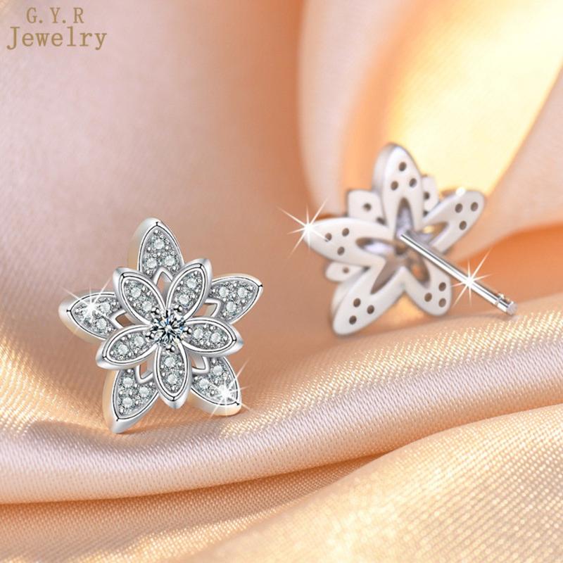 Product Introduction of [Free GRA Certificate] Christmas Full Inlaid Moissanite Hollow Snowflake Ear Stud 42