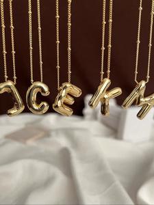 Collar con dije de detalle de letra burbuja para mujeres y niñas, estilo casual y moderno, collar inicial para fiesta, decoración diaria de ropa, joyería comodín y exquisita para regalo de cumpleaños