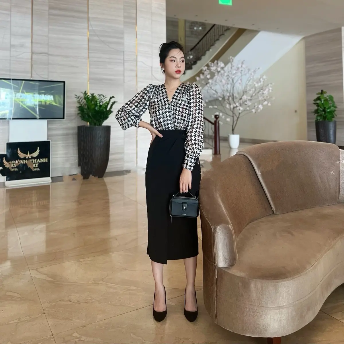 Set bộ áo sơmi hoạ tiết houndstooth + chân váy vạt chéo
