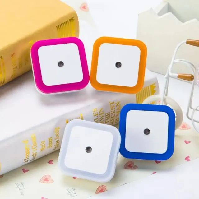 Lampu Tidur Kamar LED Otomatis Sensor Cahaya Colok Listrik Dinding Persegi Plastik Dekorasi Ruangan Night Lamp HM005 - XOBOX 2