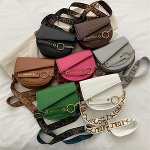 Beg Pelana, Warna Pepejal, Tali Lebar Elegan, Fesyen, Rantaian Bergaya, Untuk Wanita, Bahu Tunggal dan Selempang, Beg Separuh Bulat, Ketibaan Baru