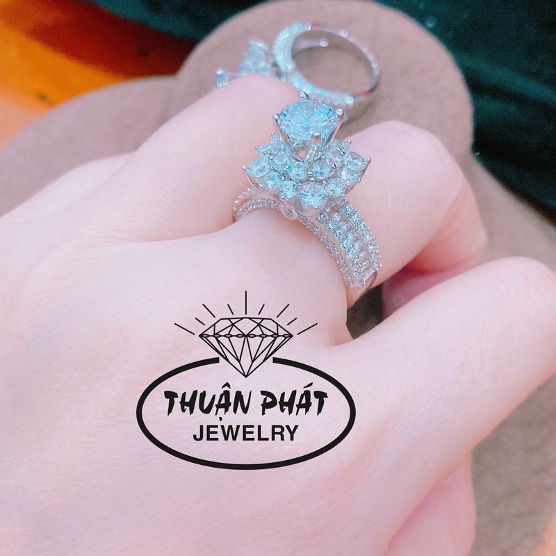 Phụ Kiện Nhẫn Nữ N01016 Nữ Hoàng Vuông Tấm Với Viên Chủ 7 Li Cz Đeo Tay Sang Trọng Trang Sức Bạc Ý Xi Kim - Bạc Thuận Phát