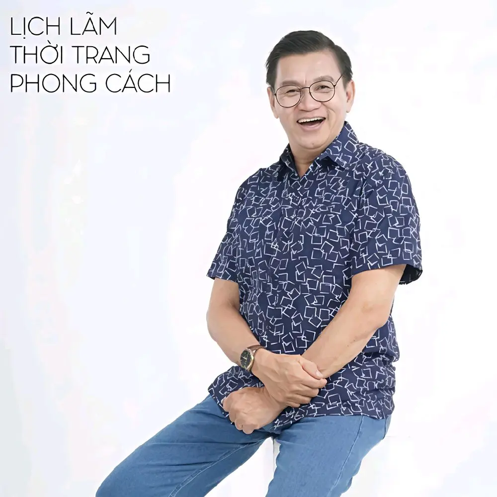Áo sơ mi trung niên ngắn tay có túi vạt ngang xẽ tà chất liệu lụa in họa tiết ô vuông chéo nhau Menswear