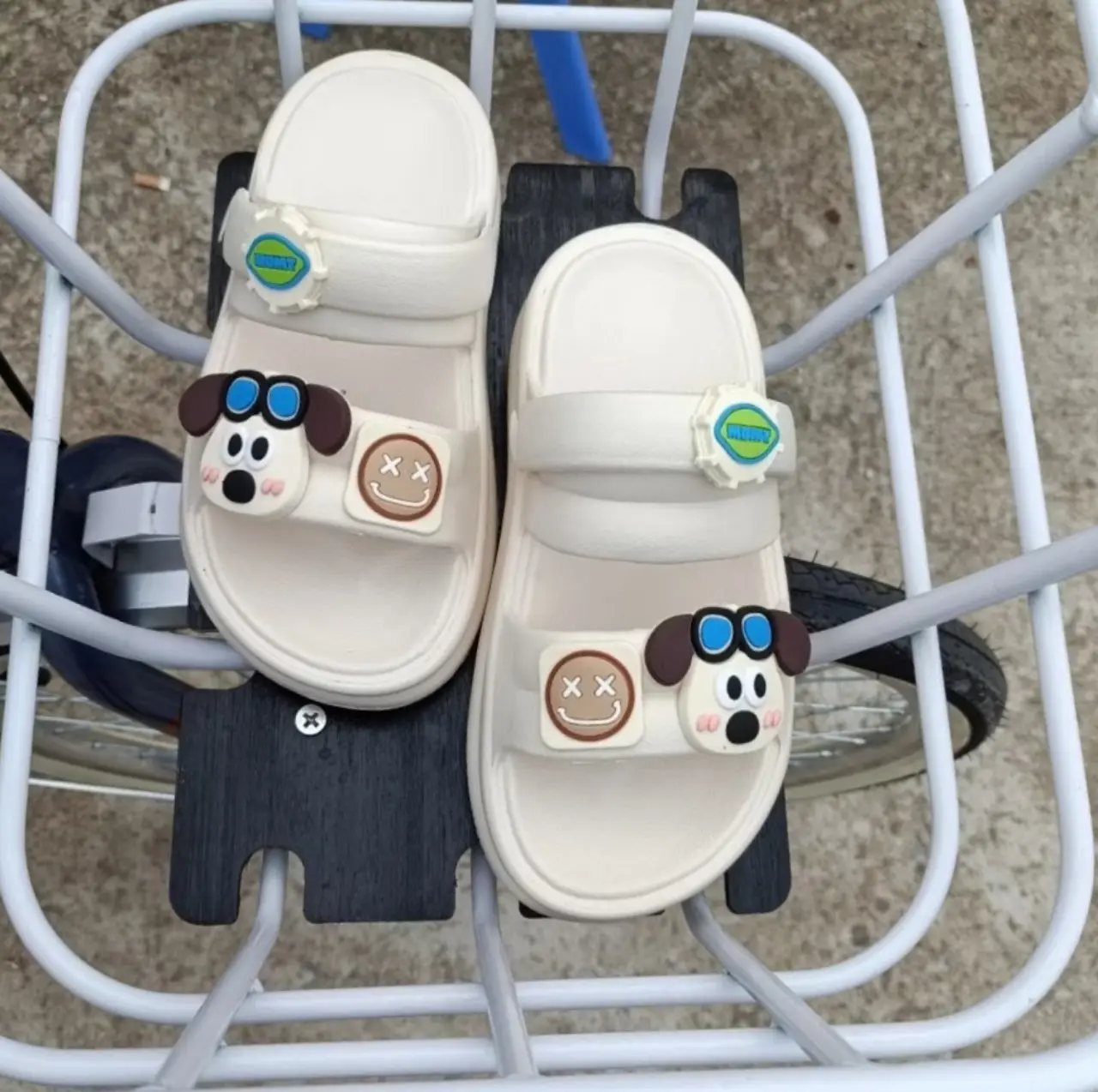 ( Tặng 01 Đôi tất  )  Dép thời trang nữ , Dép quai hậu sandal có gắn sticker Đế cao 4 cm  ( Lấy tất Trắng hay Đen ghi chú cho shop ạ ) DéP