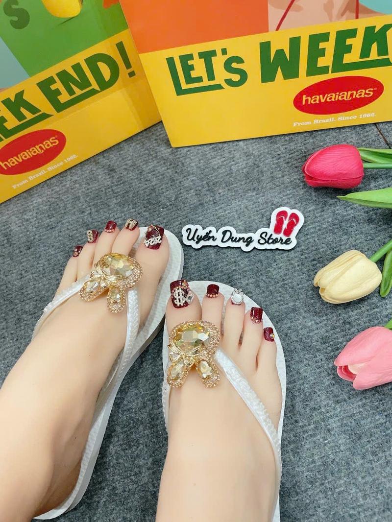 Product Introduction of Dép Nữ Tròn Trắng Slim Kèm Charm HVN 13