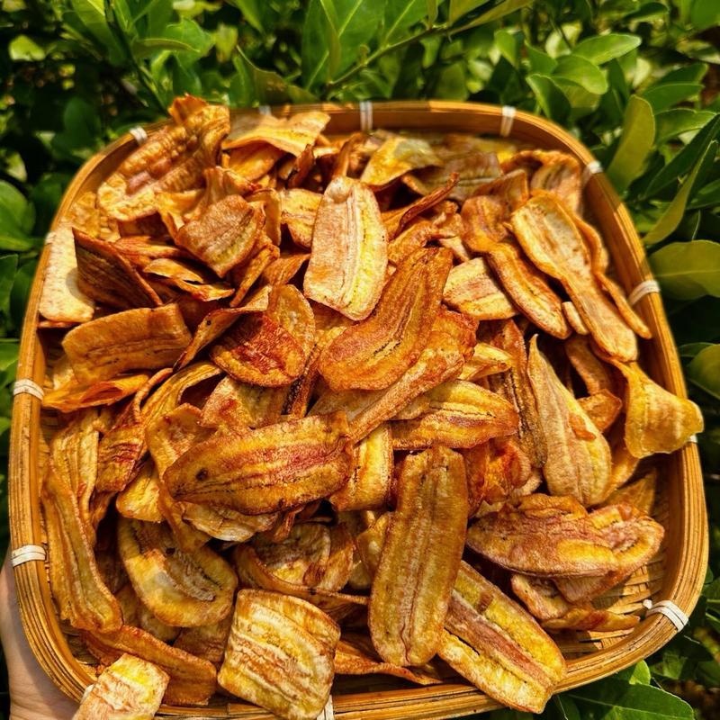 Chuối sấy giòn không đường (có chiên  và dùng công nghệ tách dầu) - Chuối chín 30% ngọt nhẹ tự nhiên, chua nhẹ, giòn rụm (lưu ý nếu thích ăn chuối chín ngọt nhiều thì không nên mua) tặng kèm trà gạo lứt ..có hồ sơ công bố, xuất hoá đơn công ty đầy đủ.
