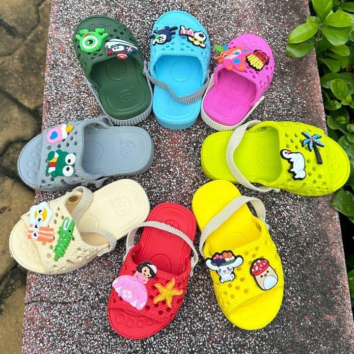 Dép tổ ong trẻ em có quai thun và sticker gắn kèm cho bé, dép siêu nhẹ chân và mềm, chống trơn trượt giúp bé đi an toàn 1