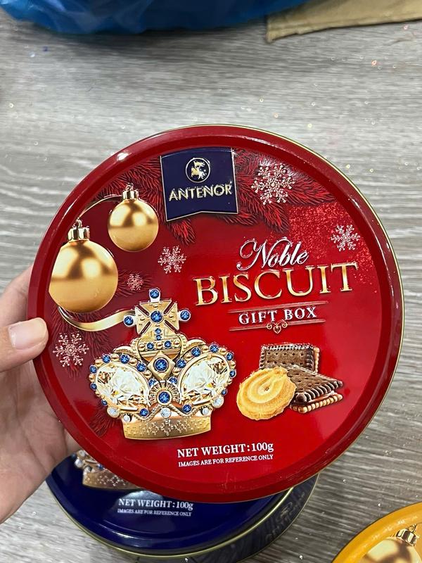 Bánh sắt tròn, bên trong có bánh, bánh làm tháp bánh, tháp nước tài lộc