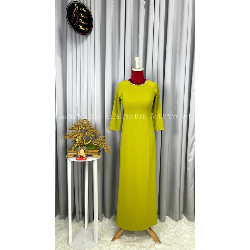 Áo Dài Truyền Thống Nữ T2 Xanh Cốm Cổ Tròn Đính 2 Hàng Đá Và 2 Hàng Pha Lê Lụa Thạch Anh Thái Tuấn Cao Cấp