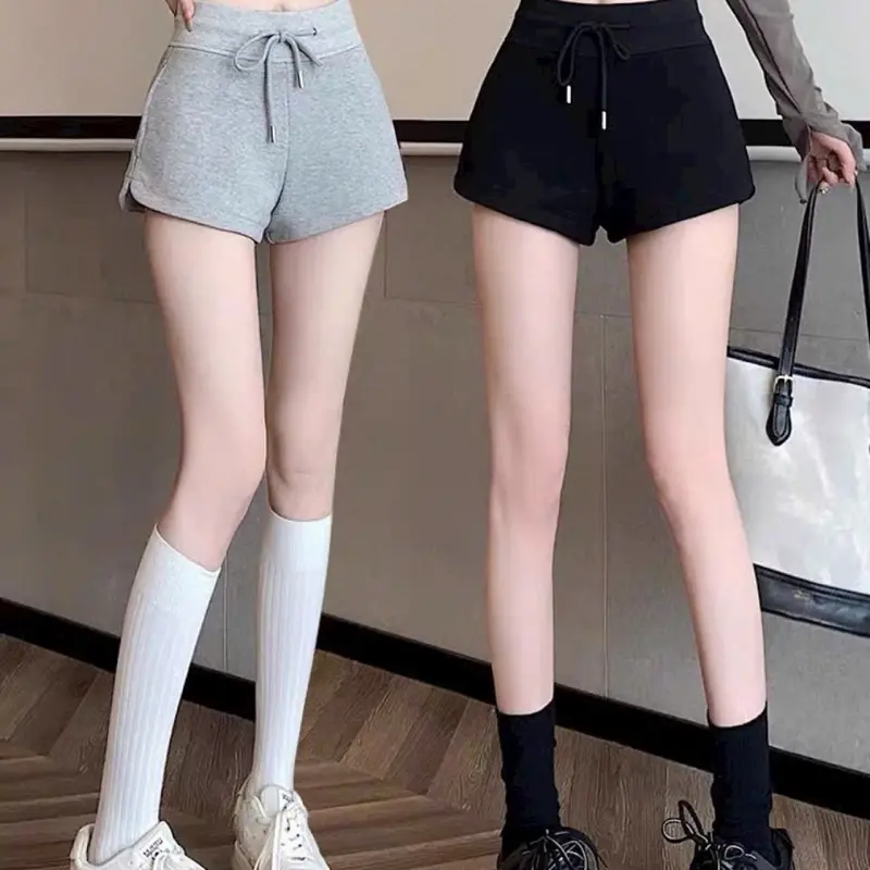 Quần short cạp cao dáng thể thao trẻ trung