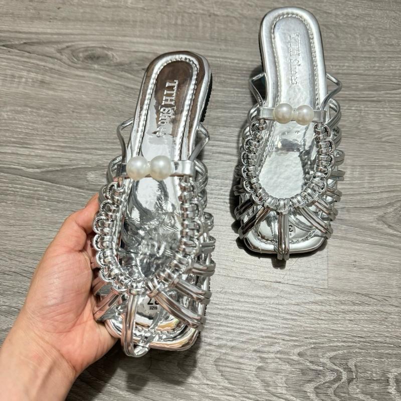 Dép bệt nữ quai Đan gắn hạt châu màu bạc có bigsize từ 35 đến 45 ( chất liệu cứng nên mọi người chú ý ạ )