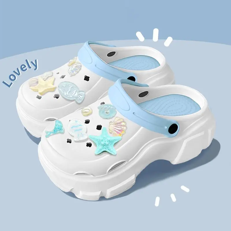 Sandal wanita modis dan sandal anak-anak, dapat dipadukan dengan berbagai aksesori sepatu, kombinasi warna biru dan putih, menggunakan sol tebal berbahan EVA anti-slip, dilengkapi tali tumit, nyaman dan tahan lama.