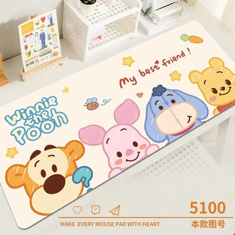 แผ่นรองเมาส์ลายการ์ตูนหมีเซ่อ ดีไซน์น่ารัก ขนาดใหญ่ เหมาะสำหรับโต๊ะเรียน หอพัก และกีฬา แผ่นรองคีย์บอร์ดแบบหนา ซักและปรับแต่งได้