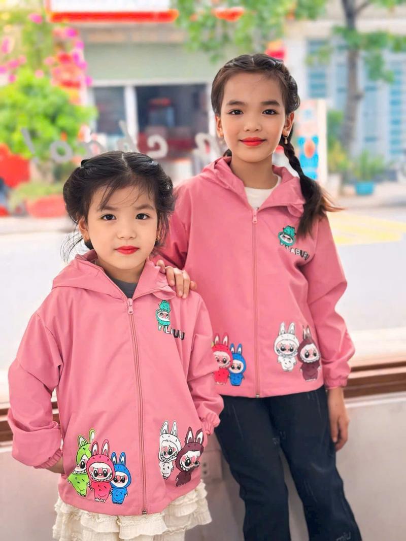 Product Introduction of Áo khoác gió LABUBUBU cho cả bé trai bé gái có mũ kèm chất gió tráng bạc lót lưới in hình họa tiết xinh xắn 10-32kg 16