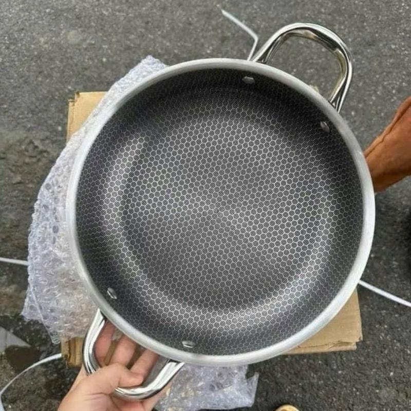 Chảo Tổ Ong Đáy Phẳng 2 Quai, Chống Dính Sâu Lòng, Size 28 cm, mồi inox Phù Hợp Với Mọi Loại bếp inox 304 siêu bền