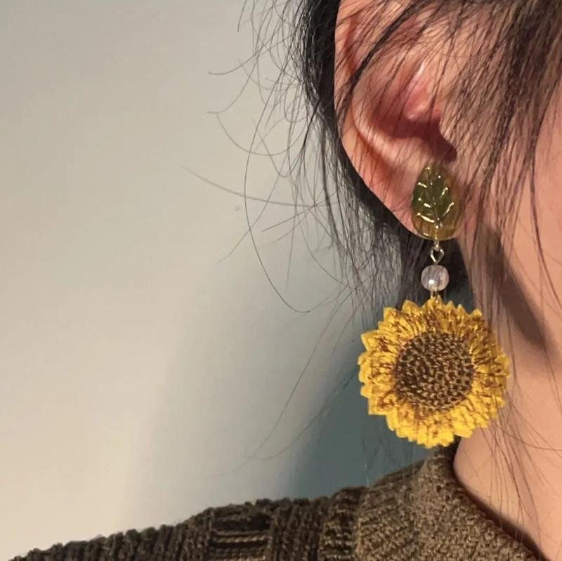 Product Introduction of [1325 Positive Reviews] Sunflower Pastoral Style Flower Non-Pierced Earrings Retro Mosquito Coil Cloth Art Studs Hong Kong Style Elegant Woven Ear Clips 6