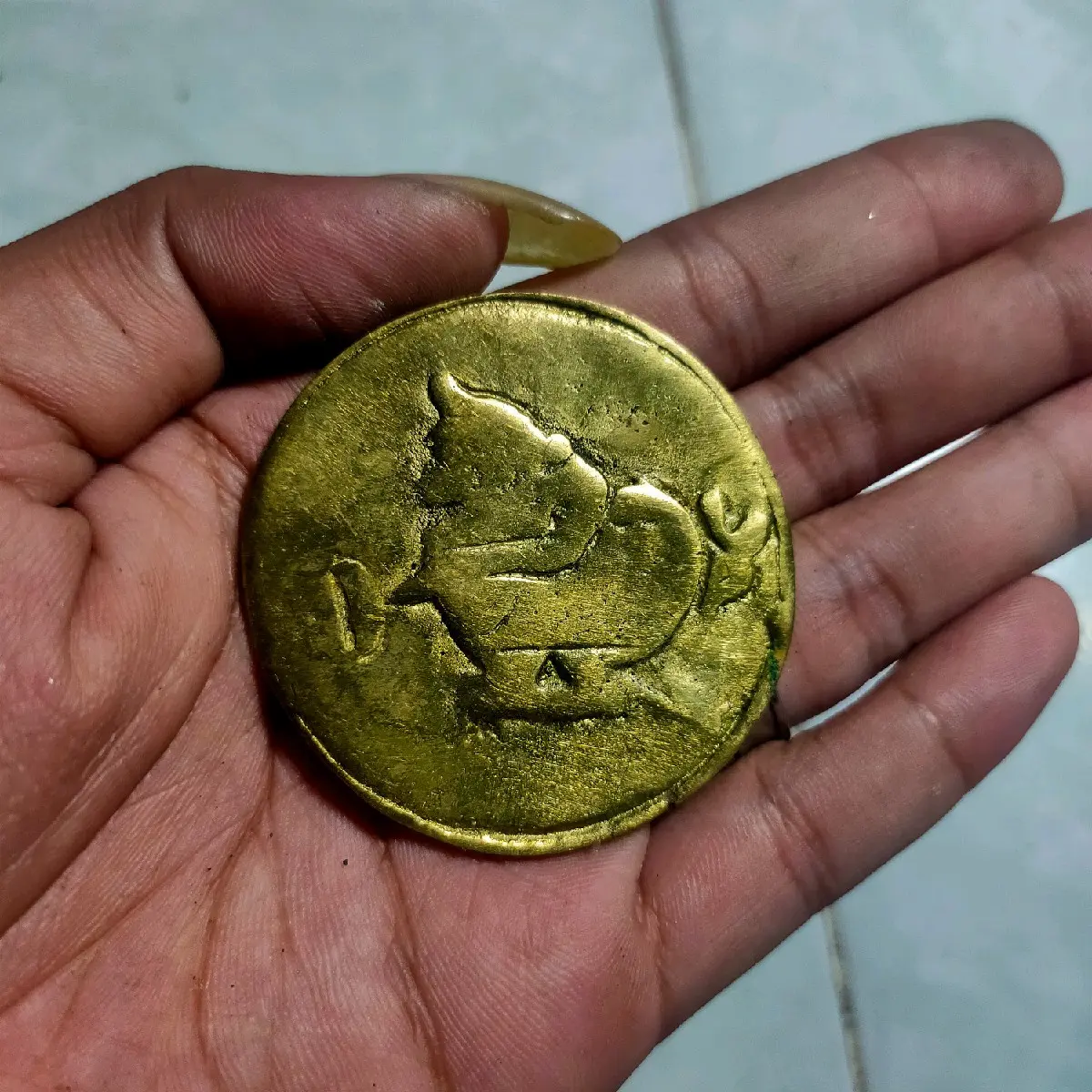 hiasan koin kuno antik motif semar