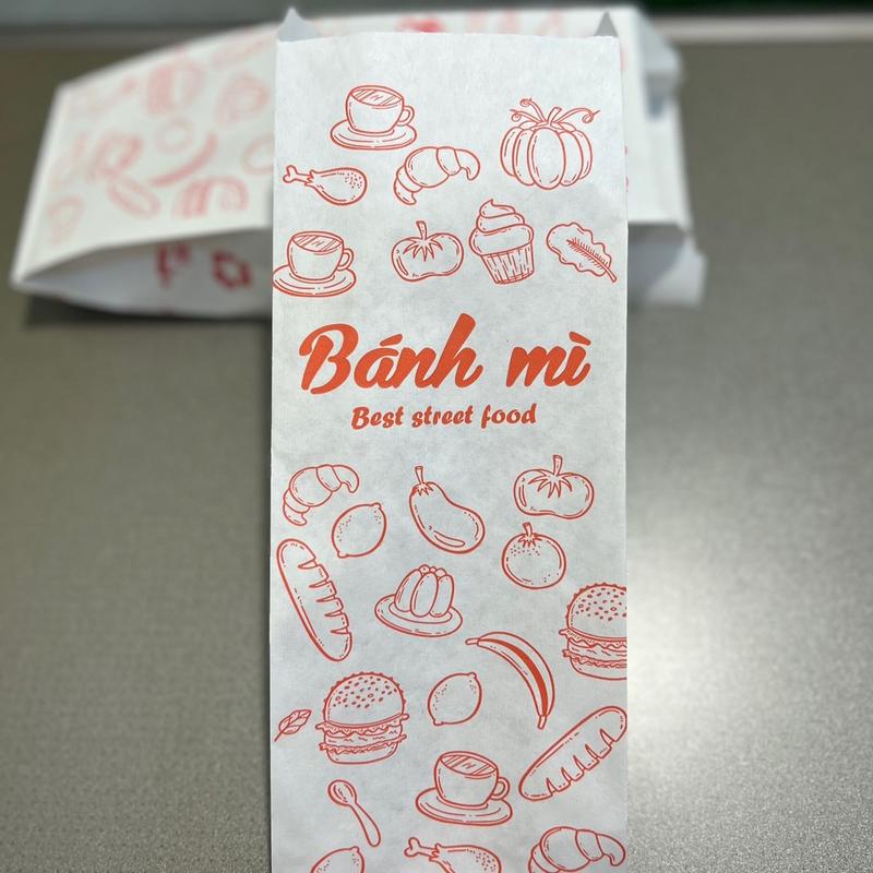 1.000 Túi đựng bánh mì trắng in đỏ S1 - Túi đựng bánh mì- Kích thước 95x50x245 tuizip