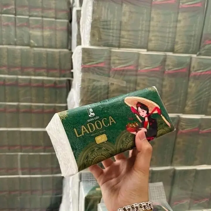 Giấy vệ sinh LADOCA xịn xò đây ạ/ 24 cuộn + TẶNG KÈM 2 giấy ăn To LTranh thủ đang seo rẻ các c oi.   GIẤY XẤU TRẢ HÀNG LẠI CHO EM 2