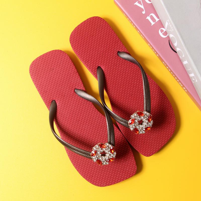 Dép kẹp nữ HVN Thailand mũi vuông phối charm nguyệt quế đỏ, chất liệu đế cao su cao cấp không xẹp lún, thiết kế chống trơn trượt - Dép tông nữ, Dép đi biển DéP GiàY Shoes