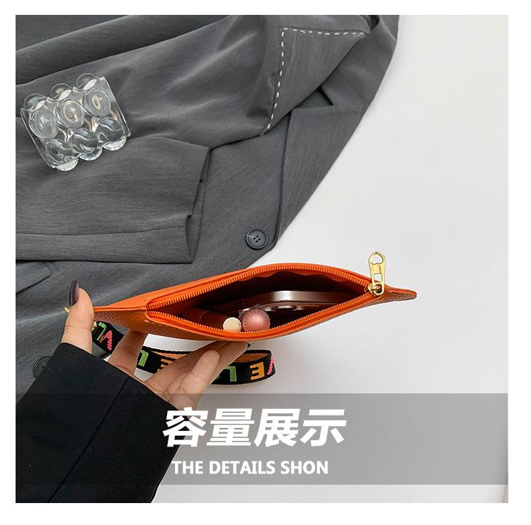 Product Introduction of Special-Interest Design Love 2024 Winter New Good-looking This Year's Popular Coin Purse Clutch Korean Women Bag Tide 5