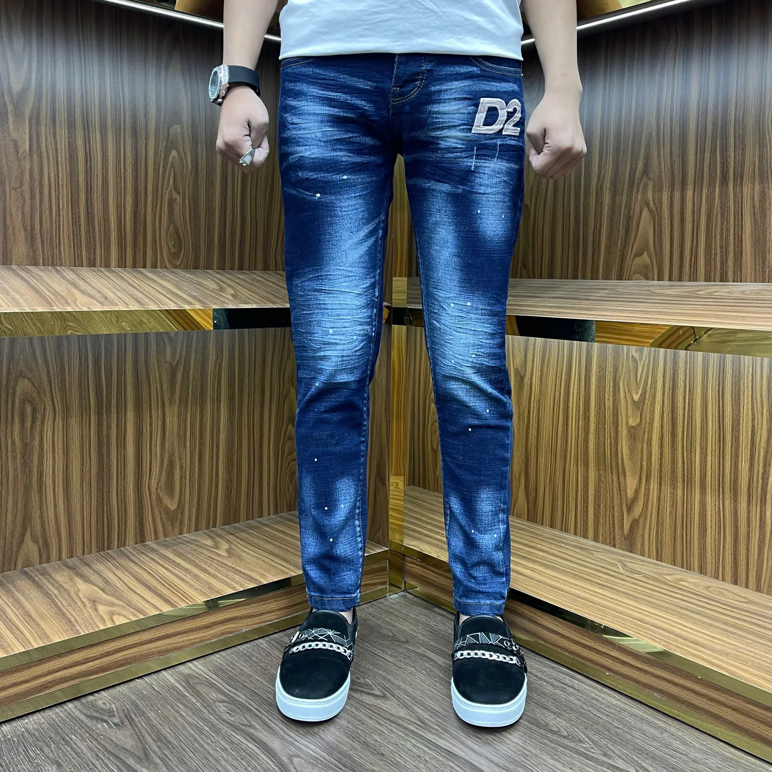 Quần Jeans nam xanh thêu đùi da trắng có ép nhăn bốn cúc