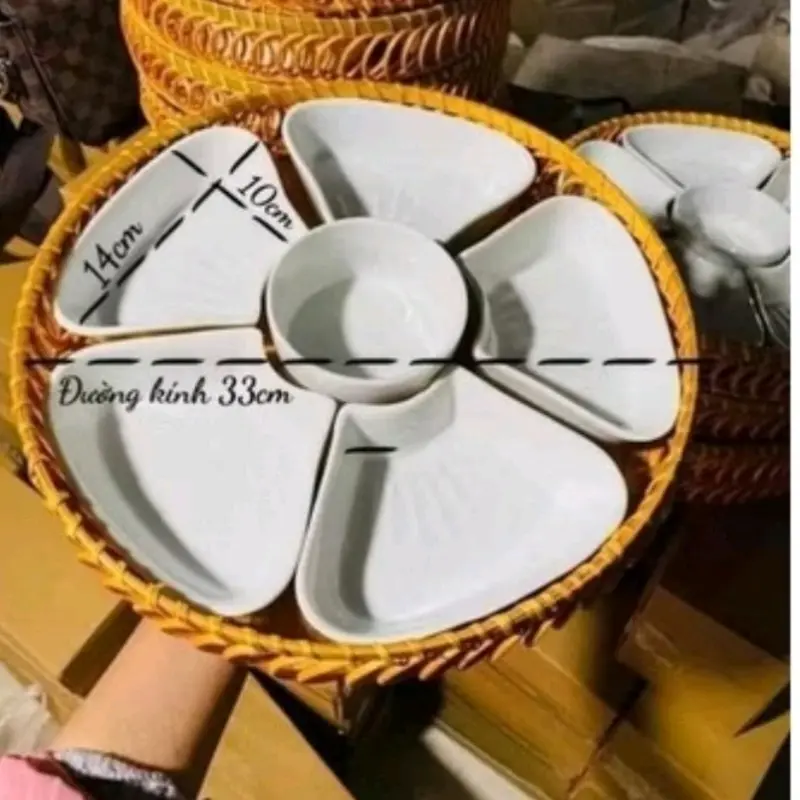 Bộ bát đĩa hình hoa mai 5 cánh nhựa phíp trắng bóng bao gồm 5 đĩa cánh hoa 1 bát, 1 khay nhựa giả mây tre đan bộ  bát 6