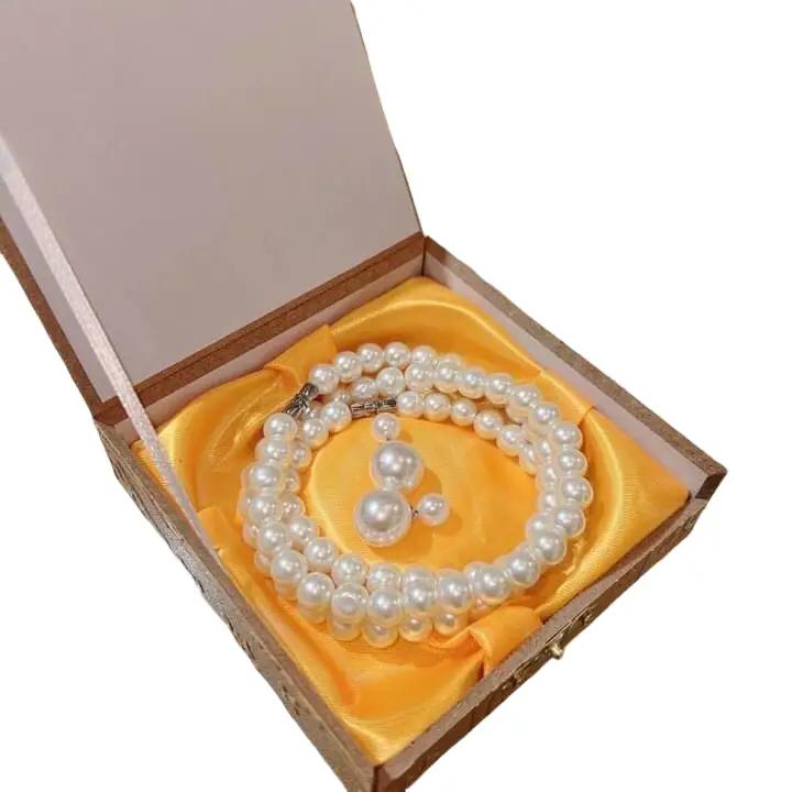 set ngọc trai hộp gỗ gấm vàng SET 3 MÓN VÒNG CỔ+VÒNG TAY+KHUYÊN TAI KÈM HỘP