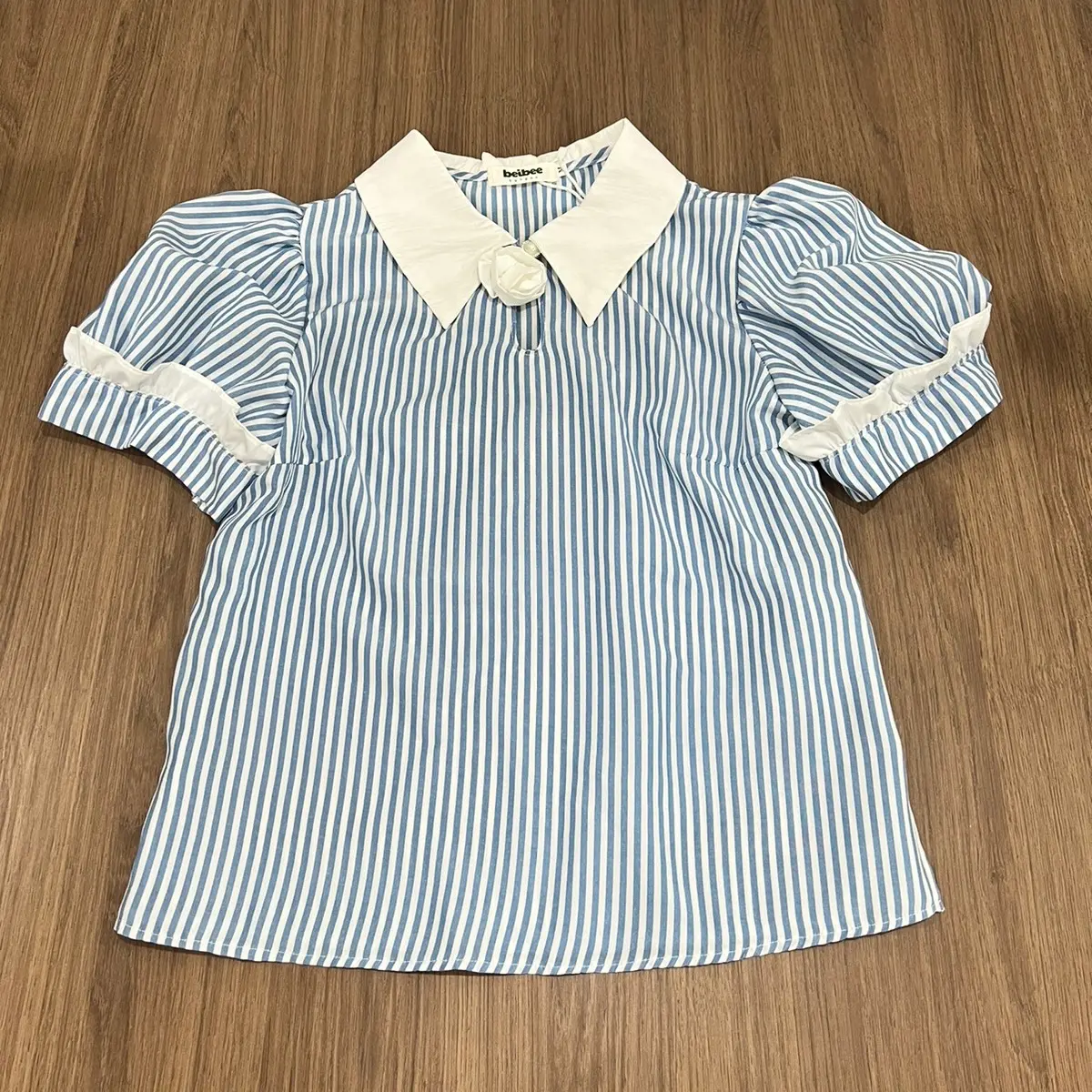 [XẢ KHO]_Bluerose shirt_ Áo kẻ xanh chất mềm mịn mát kèm hoa tay bồng dáng suông có xẻ hông BEIBEE.BYNGOC