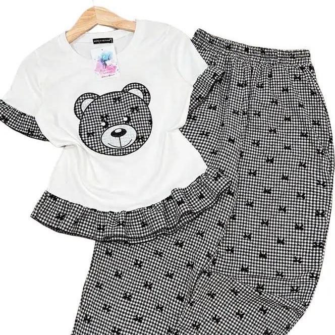 S92 Set bộ đồ nữ áo cổ tròn có phối viền bèo thêu hình gấu+ quần baggy 90cm viền lai bèo chất liệu đũi in nơ bộ quần kẻ caro