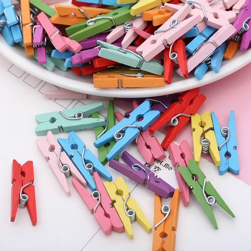 CB 20 KẸP GỖ 3cm kèm 2m DÂY GAI Combo kẹp gỗ mini 3cm màu ngẫu nhiên kèm dây gai. Dùng để treo ảnh trang trí có thể kết hợp với dây gai làm dây treo đồ.