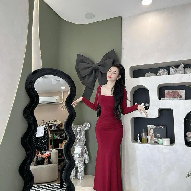 Đầm body cổ vuông tay dài , không kèm phụ kiện , thiết kế dáng đuôi cá , ôm eo. Phù hợp cho nàng đi tiệc đi chơi . 3