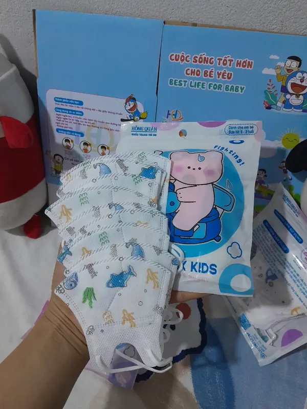 (size sơ sinh 0-2tuoi, dưới 11kg) Thùng 100 cái khẩu trang 5D cho bé 0-2 tuổi, nên dùng cho các bé từ sơ sinh đến 12 kí, khẩu trang Hồng Quân mix họa tiết đáng yêu 5