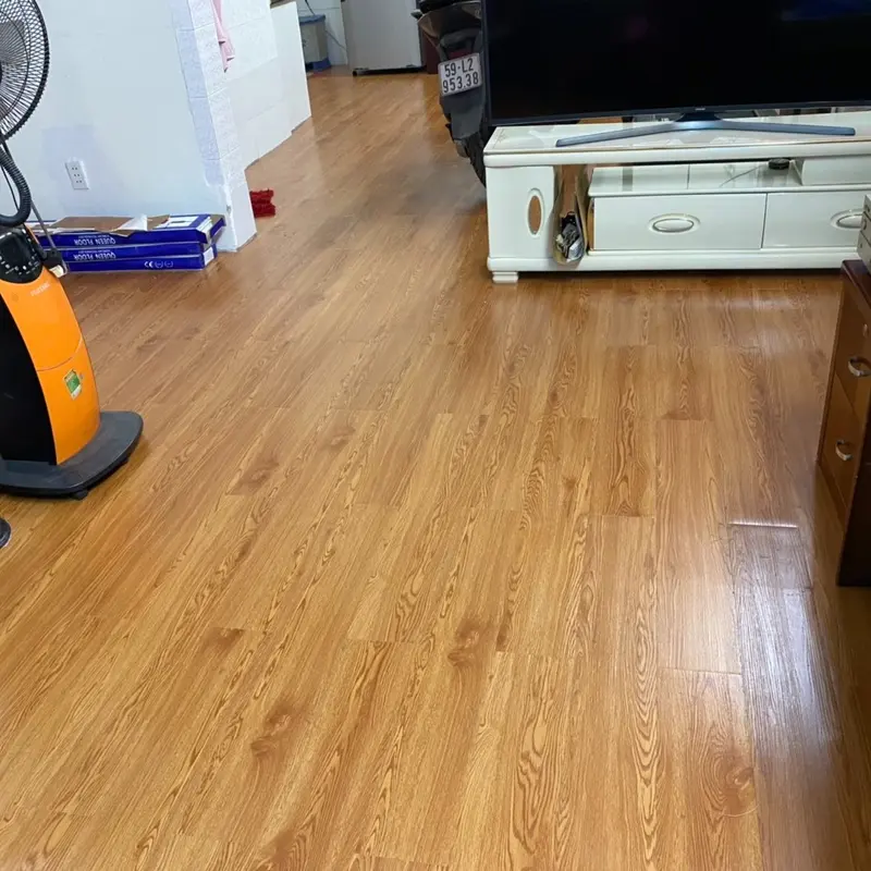 1 tấm sàn nhựa giả gỗ - có sẵn keo- tự bóc dán 5