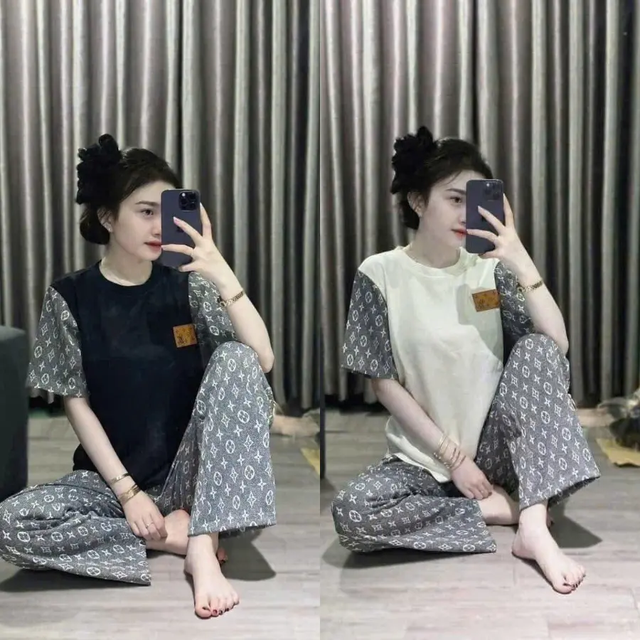 Set bộ nữ gồm áo phông cổ tròn thiết kế mác da mix cùng quần dài hoạ tiết trẻ trung năng động