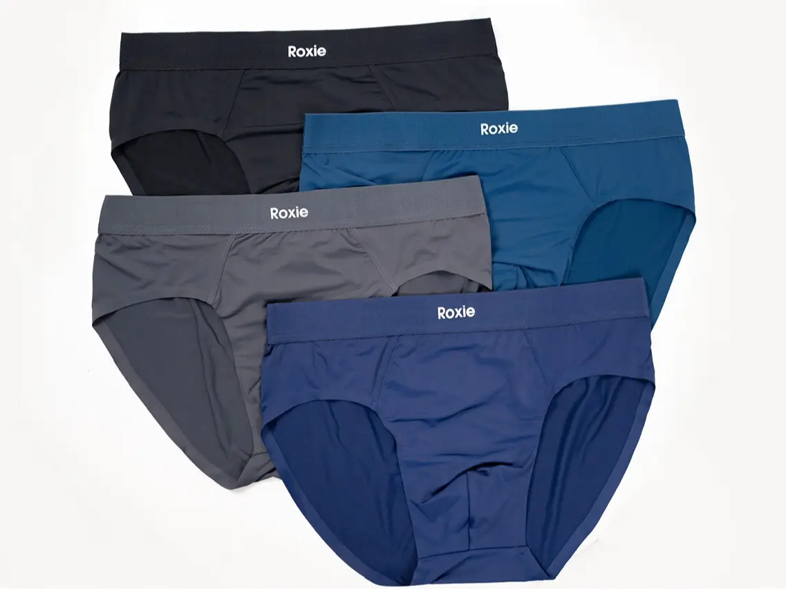 COMBO 4 quần sịp tam giác của nhà ROXIE,vải băng lụa. lót kháng khuẩn , gấu không đường may ,siêu đàn hồi ,mặc như không mặc .logo dập chữ nổi bằng bét cao su cao cấp có độ bền cao