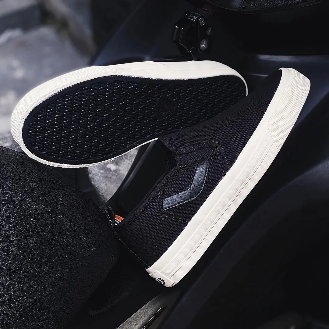 Sepatu Ventela Slip On Icon Black Natural/All White