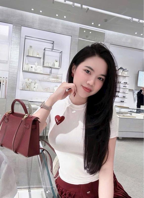 Product Introduction of Áo thun nữ cổ tròn tay ngắn thêu logo trái tim, from tôn dáng chất cotton mềm mịn Women 15