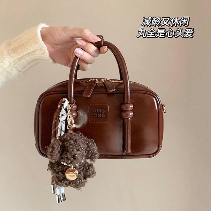 Túi xách nữ A108 hàng thiết kế Chio nâu socola bóng tặng kèm cham gấu xách tay đeo chéo phong cách hàn quốc size 21cm