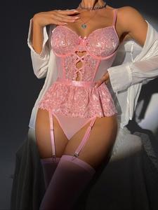 Conjunto de lencería sexy para mujer de 3 piezas con encaje, tirantes cruzados y malla transparente; body tipo cami y medias con recorte y lazo decorativo. Lencería para todas las estaciones.