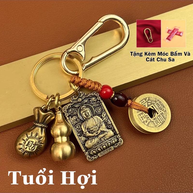 ( TẶNG KÈM MÓC BẤM, CÁT CHU SA ) Móc khoá đồng thau 4 món gồm: Thẻ vị 2 mặt P.hật bản mệnh 12 con Giáp, Dây 5 đ.ồng x.u, hồ lô rỗng, kèm cát Chu sa, Túi t.iền. Móc Chìa Khoá, Móc Khóa Nữ, Móc Khoá Nam, Women